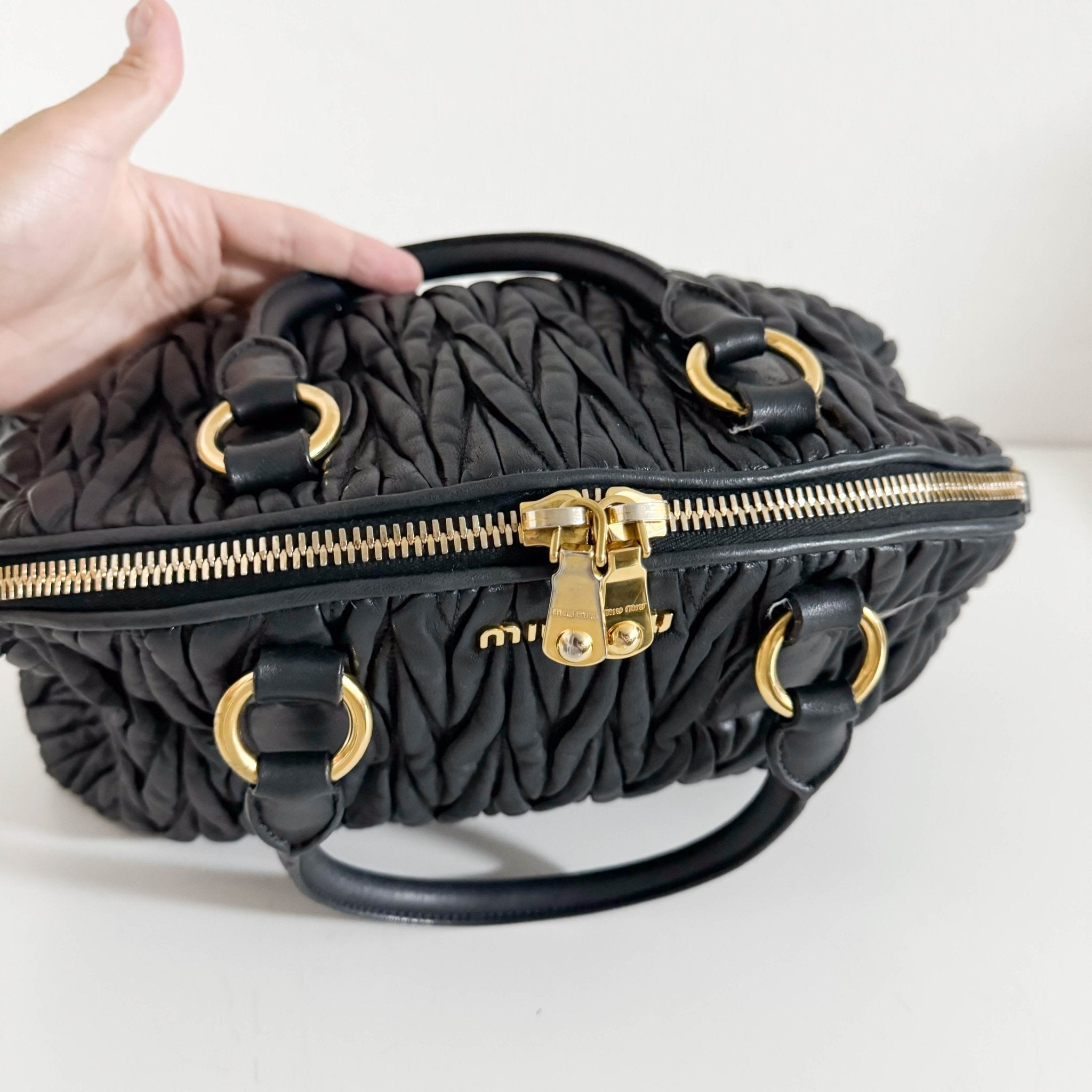 ショルダーバッグ・ポシェット MIU MIU BLACK MATELASSe LEATHER SHOULDER BAG Miu Miu Matelassé Shoulder Bag